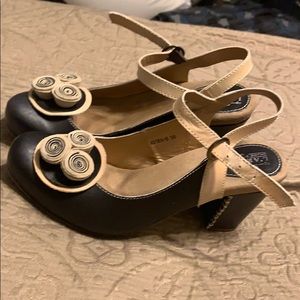 Women’s size 7.5 L’ARTISTE heel
